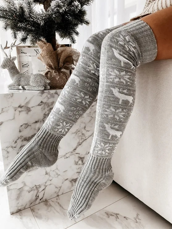 Schenkelhohe Socken mit Schneeflocken-Print