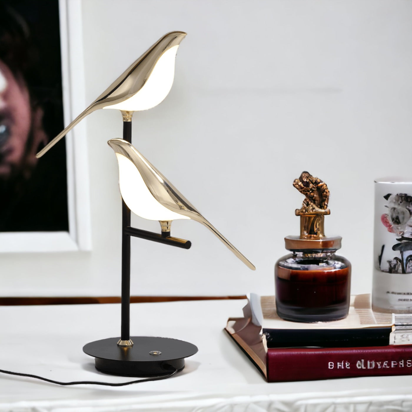 Aviara — Golden Vogel Tischlampe mit warmem Umgebungslicht