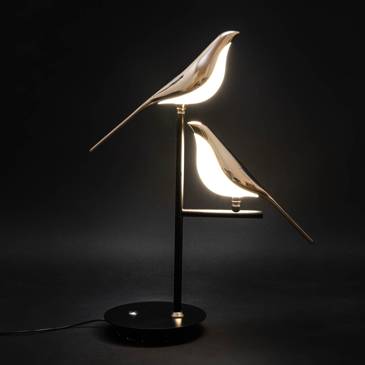Aviara — Golden Vogel Tischlampe mit warmem Umgebungslicht