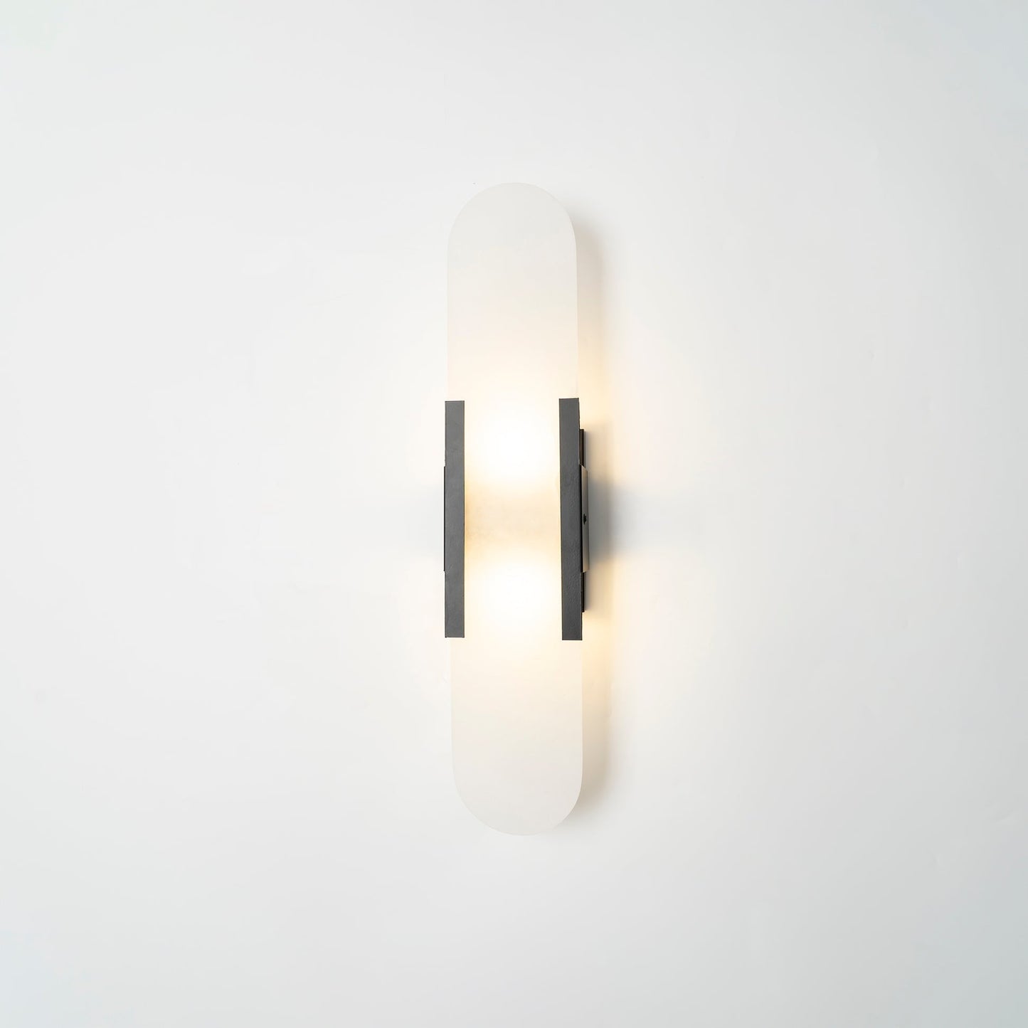 Sorenis — Verlängerte Alabaster-Wandlampe mit klassischem Metalldesign