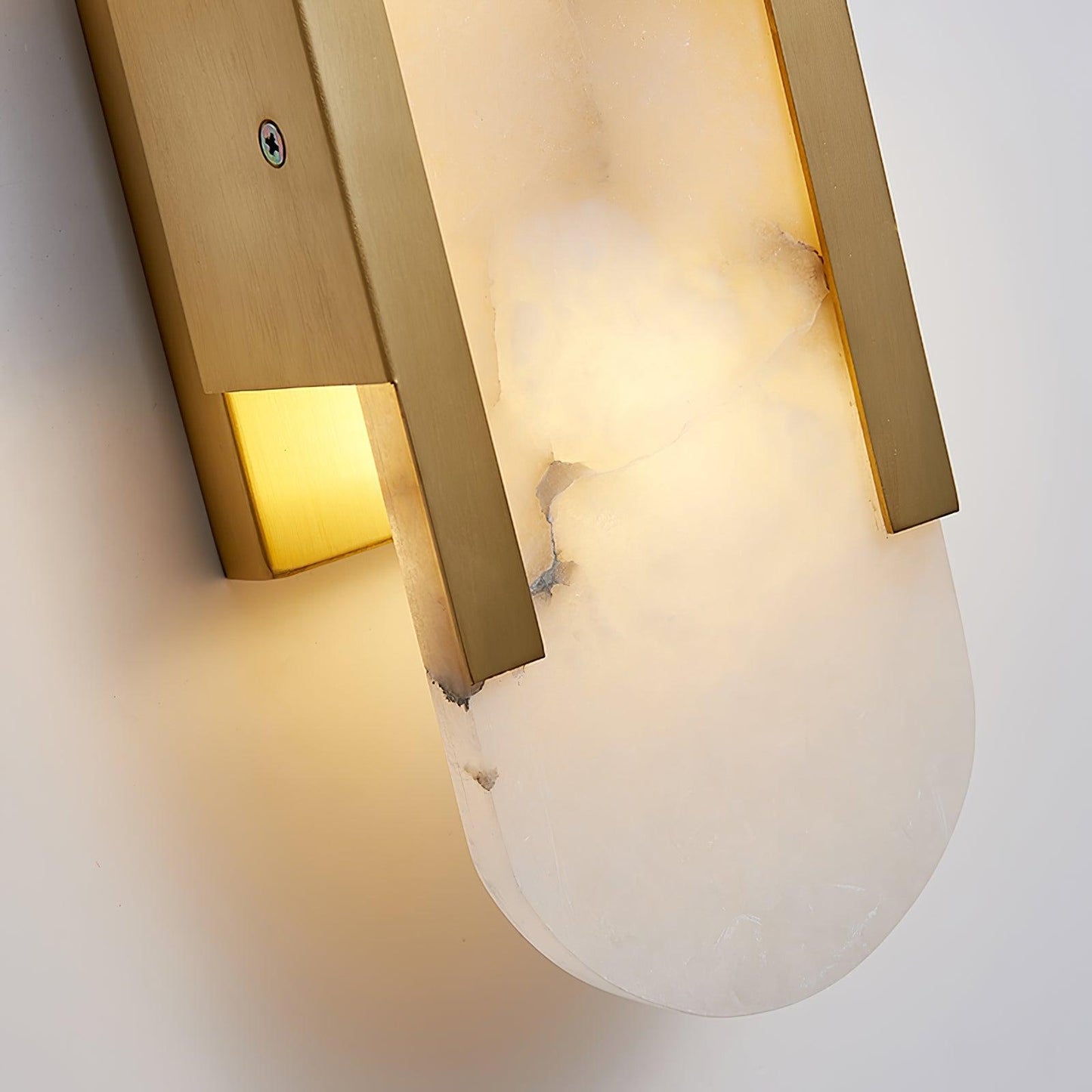 Sorenis — Verlängerte Alabaster-Wandlampe mit klassischem Metalldesign