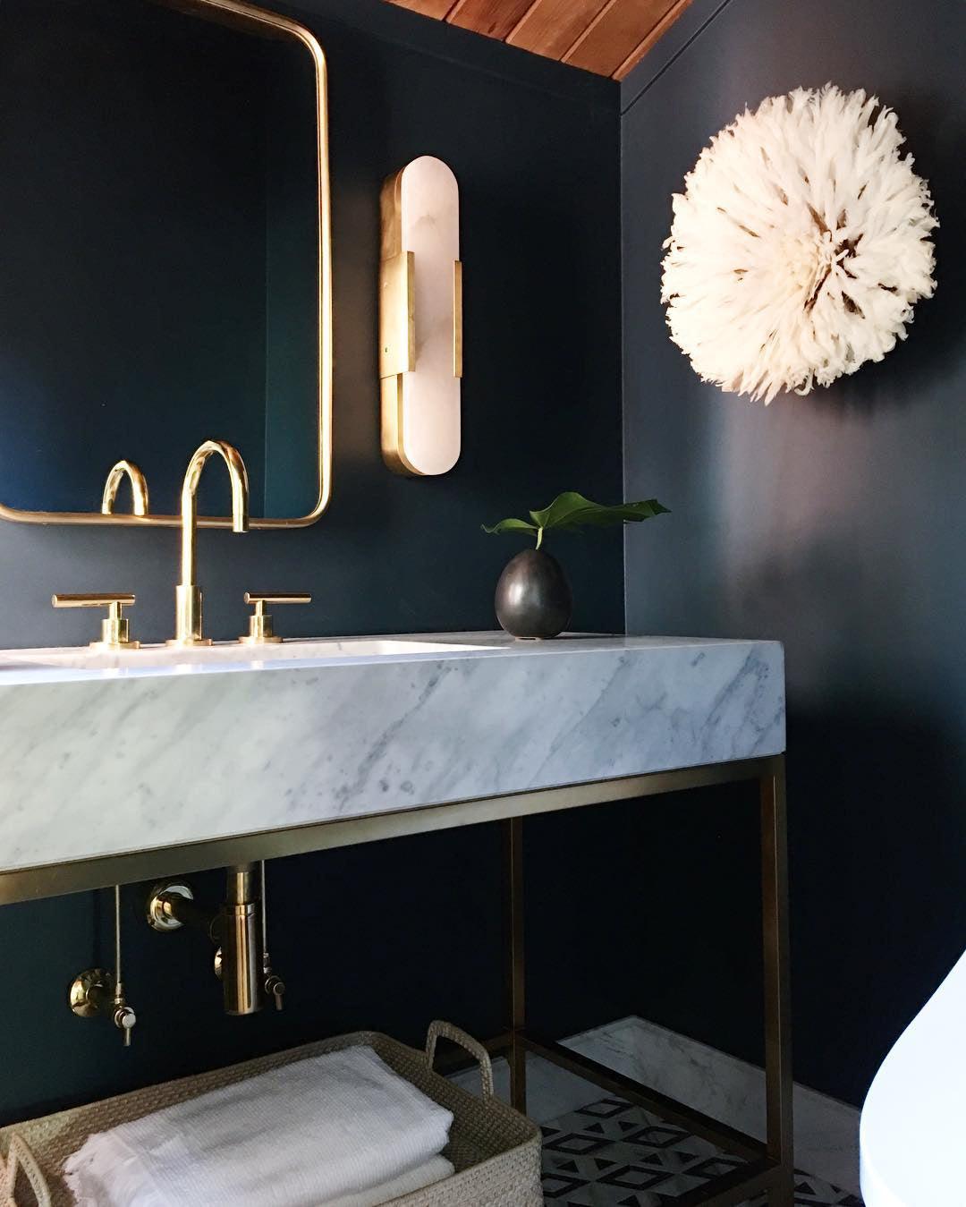 Sorenis — Verlängerte Alabaster-Wandlampe mit klassischem Metalldesign