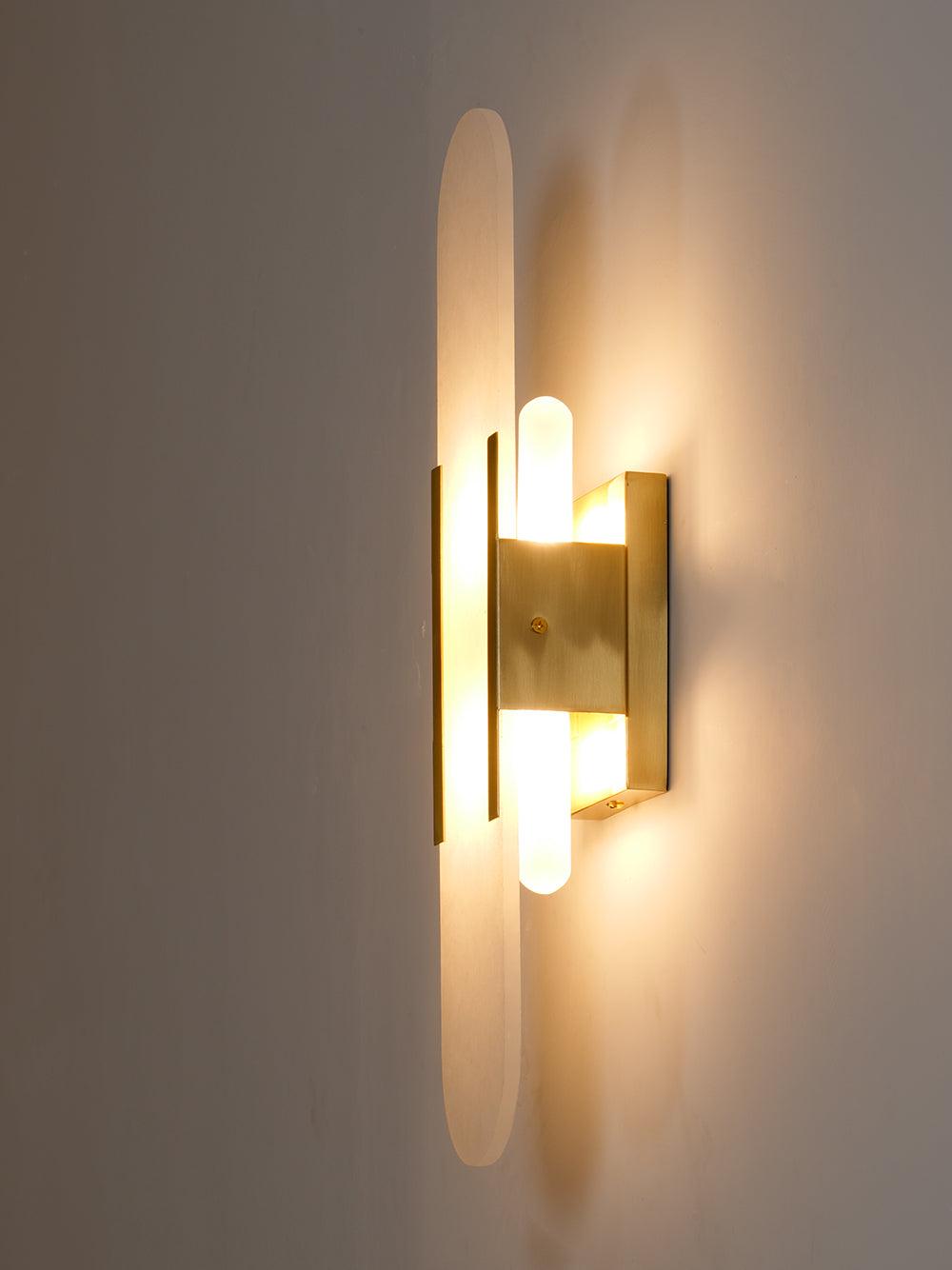 Sorenis — Verlängerte Alabaster-Wandlampe mit klassischem Metalldesign