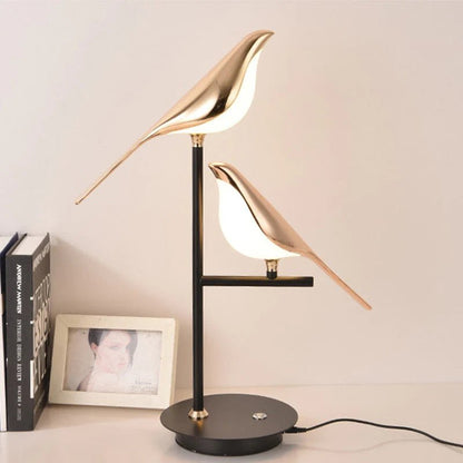 Aviara — Golden Vogel Tischlampe mit warmem Umgebungslicht