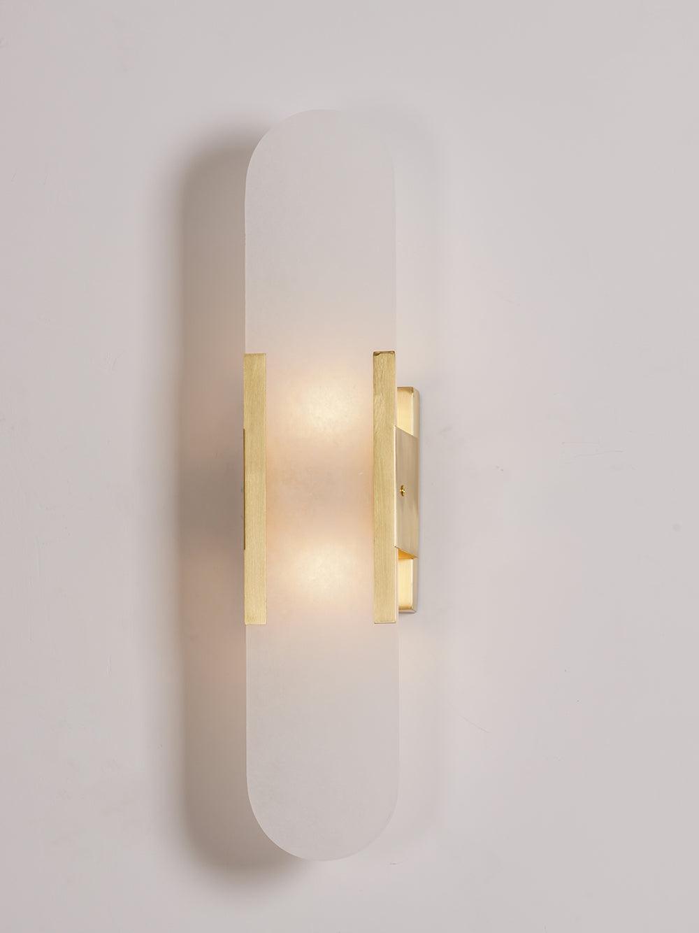 Sorenis — Verlängerte Alabaster-Wandlampe mit klassischem Metalldesign