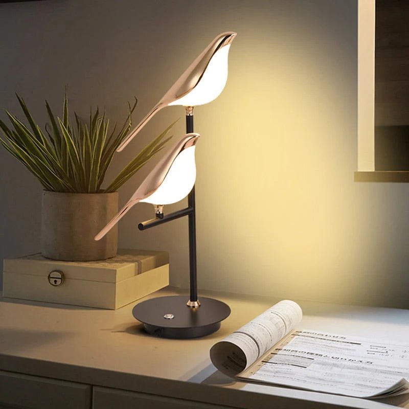 Aviara — Golden Vogel Tischlampe mit warmem Umgebungslicht
