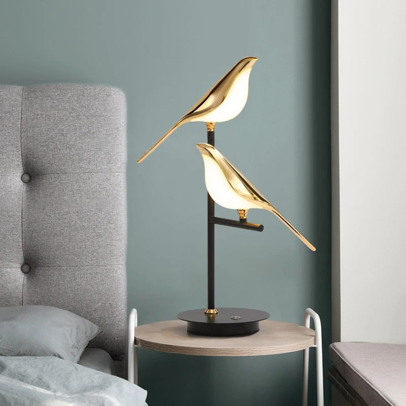 Aviara — Golden Vogel Tischlampe mit warmem Umgebungslicht