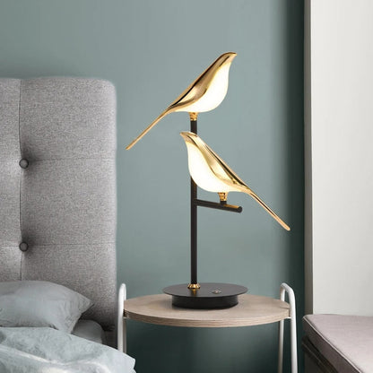 Aviara — Golden Vogel Tischlampe mit warmem Umgebungslicht